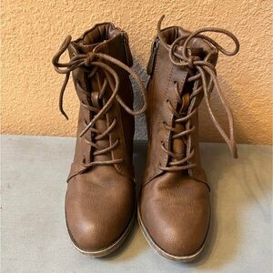 Daisy Fuentes Tan Lace-Up Boots